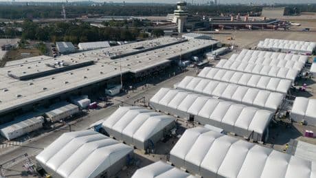 Teuer und menschenunwürdig Missstände in Berlins größter Flüchtlingsunterkunft