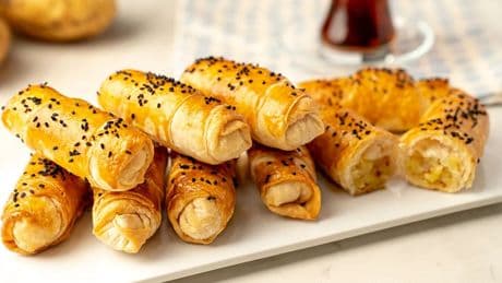 Çıtırtısı duyulan börek tarifi: Herkesin konuşacağı lezzet! 3 kat daha çıtır börek tarifiyle tanışın