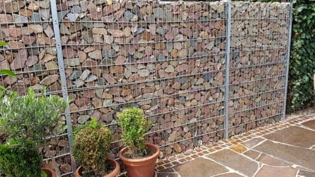 Gabionen-Sichtschutz: So bauen Sie Steinkörbe einfach selbst im Garten