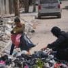 KIJK. Schrijnende beelden tonen harde realiteit van de hongersnood in Gaza: moeder zoekt met negenjarige dochter tussen vuilnis naar eten