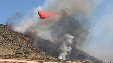 Los bomberos controlan los dos incendios activos en la montaña de Alicante