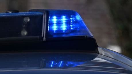 Familie bleibt unverletzt: Radfahrer prallt auf Auto - lebensgefährlich verletzt