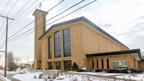 Tres muertos y 20 heridos tras un tiroteo en la iglesia de una escuela católica de Minnesota