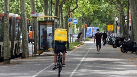 La Justicia obliga a Glovo a regularizar a más de  3.500 repartidores