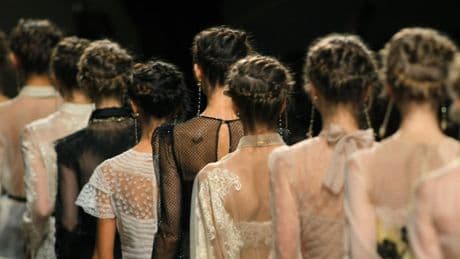 Moda, viaggio nel lato oscuro del fashion tra sfruttamento e caporalato
