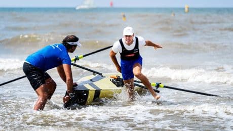 Een sprintje over het strand, en dan hup de boot in: de toekomst van het olympische roeien ligt op zee