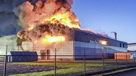 Zeer grote brand op industrieterrein in Ter Apelkanaal