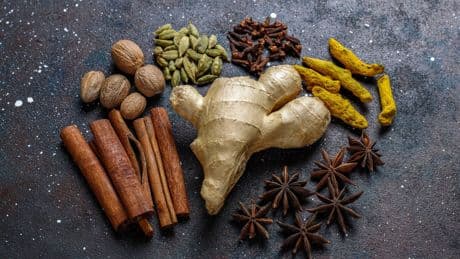 La especia aromática y medicinal que alivia el dolor, combate las bacterias y mejora la salud bucal de forma poderosa