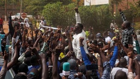 Au Mali, l’enterrement de la démocratie réveille l’opposition à la junte