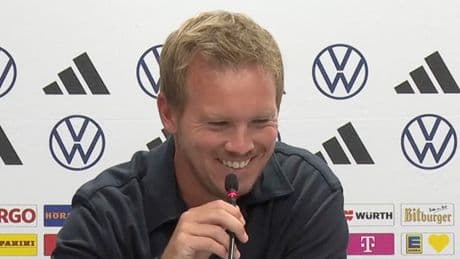 Reporter fragt Nagelsmann nach seiner Trainer-Kleidung – der sorgt für Lacher