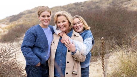 Elles’ dochter dronk zichzelf in coma: ’We hadden geen idee dat Julia al alcohol dronk’