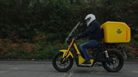 Correos se apunta a la movilidad eléctrica con las motos de Nuuk