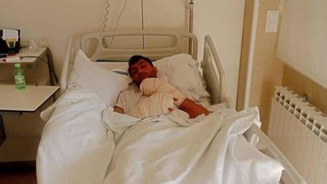 Operan en Madrid al porteador abandonado en el Himalaya y asistido por Alex Txikon