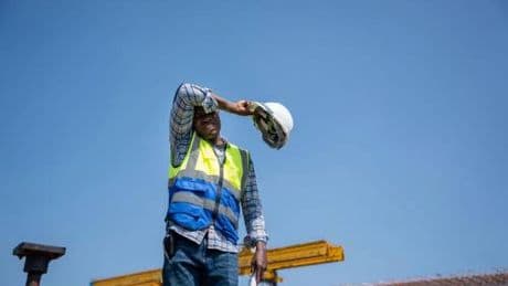 Caldo, alert lavoratori outdoor, il medico: "Oggi si può valutare rischio in real time"