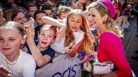 ’Máxima vroeg uit de veren voor streekbezoek: Koningin valt op in fuchsia’