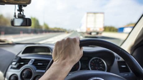 Hinter Lkw im Stau stehen: Dieser Trick soll Leben retten