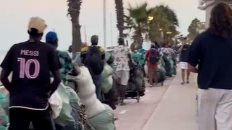 El ‘top manta’ desembarca de noche en Cambrils por la presión policial de día