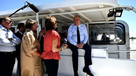 François Bayrou défend le Conservatoire du littoral de Rochefort (Charente-Maritime)