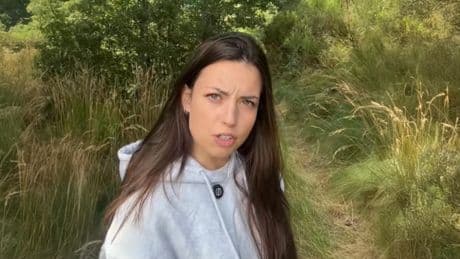 Laura Pinillas, bióloga: “Tener los ojos claros hace que seas más sensible al sol y a la sequedad ocular; como hay menos melanina, son menos capaces de filtrar la luz, sobre todo la azul y la ultravioleta”