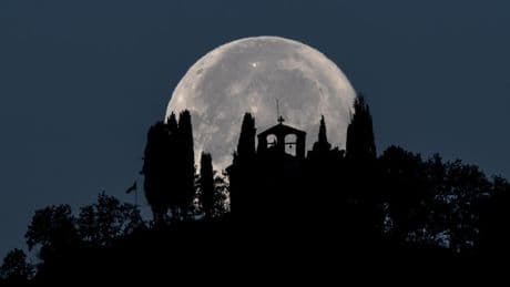 Llega la Luna del Ciervo 2025, la primera luna llena del verano: ¿qué significa y qué nos trae?