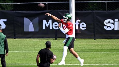 Justin Fields shows off his Jets deep ball potential to open training camp