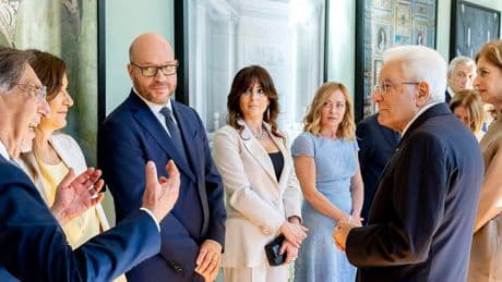 Il ricevimento al Quirinale: in fila per parlare con la premier