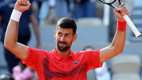 Djokovic met honderdste zege op Roland Garros naar laatste acht