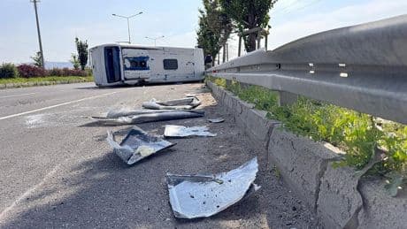 Erzurum'da askeri personel servisi devrildi: 13 yaralı