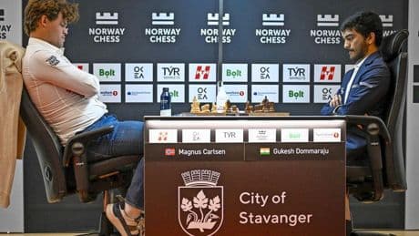 VIDEO Topschaker Magnus Carlsen slaat hard met vuist op tafel na blunder en zeldzame nederlaag