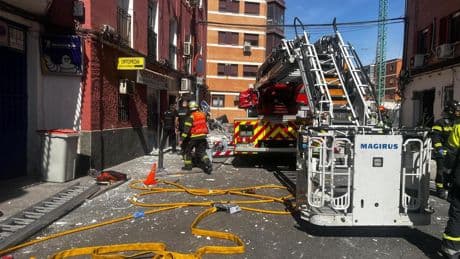 Explosión en un bar de Vallecas, en directo | Última hora del suceso y los 25 heridos tras la explosión de gas en Madrid
