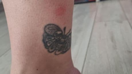 Vigilessa esclusa dal concorso per due tatuaggi ai piedi: «Dedicati a mio padre, mi sento discriminata»