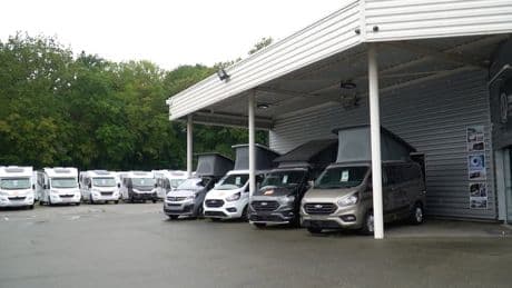 Les touristes font flamber le prix des hôtels au Japon: les jeunes Japonais louent de plus en plus des parkings de supermarché en guise de camping
