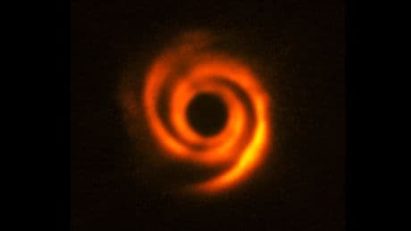 Entdeckung gewaltiger Spiralformation um jungen Planeten überrascht Forscher