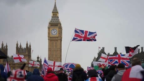 Rechte Großdemo in London: Zusammenstöße mit Polizei