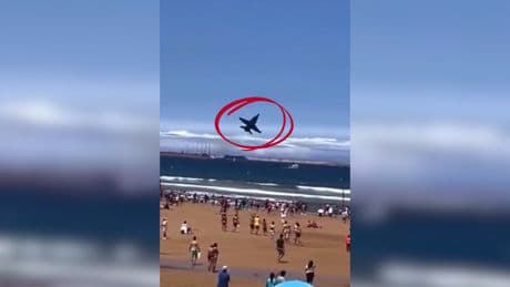 Les images terrifiantes d’un avion de chasse évitant de justesse un crash sur une plage en Espagne