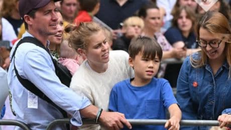Beatriz de York y su marido aparecen de incógnito en la fiesta callejera por el triunfo de la selección de fútbol