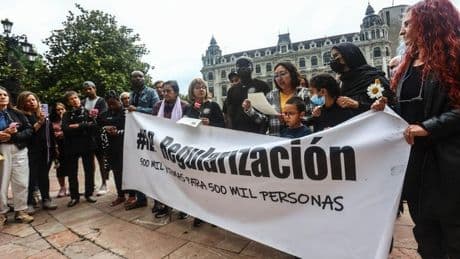 El nuevo Reglamento de Extranjería que entra hoy en vigor permitirá regularizar a 300.000 inmigrantes