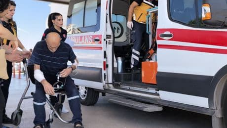 61 yaşındaki işçinin koluna makineden fırlayan parçalar isabet etti