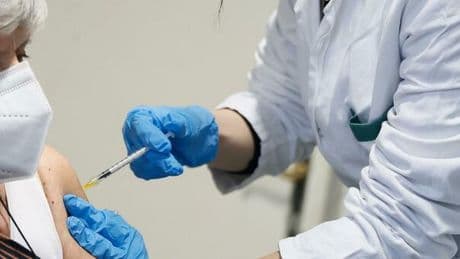 Influenza, l?Italia che non si protegge: vaccinato solo il 52,5% degli over 65. «Rischi per giovani e anziani»