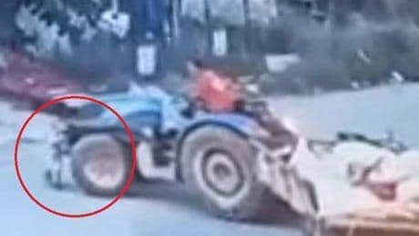 2 yaşındaki çocuğun babasının kullandığı traktörün altında kaldığı görüntüler kahretti