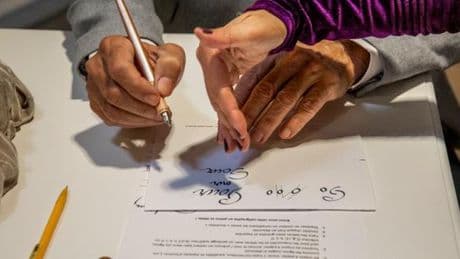 Florence Bara, professeure de psychologie cognitive : « Cher à la France, le formalisme de l’écriture cursive n’est pas vraiment utile »