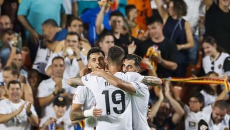 El Valencia prohíbe comer pipas en la grada de Mestalla en una decisión insólita