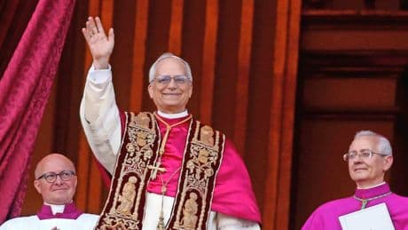 Paus Leo XIV begroet peloton Giro d’Italia tijdens slotrit door Vaticaanstad