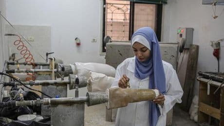 « Quand elle voit d’autres enfants marcher, courir, jouer, ça la détruit » : les derniers prothésistes de Gaza submergés