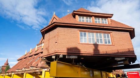Historische Kirche wird mit spektakulärer Konstruktion durch Stadt transportiert