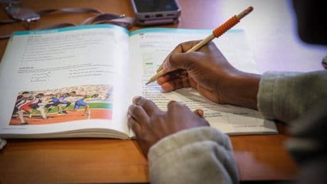 Intégration : des associations attaquent en justice la dématérialisation des cours de français