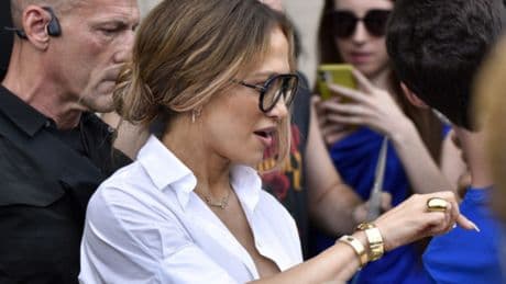 Jennifer López reaparece junto a su hijo en Madrid y evita hacer declaraciones sobre los comentarios de Ben Affleck