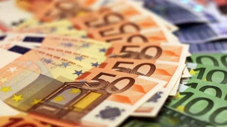 Impôts 2025: faut-il déclarer les primes de parrainage, pourboires et autres cadeaux d'argent?