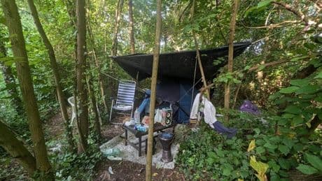 Desmantelan el campamento de los 'chicos del bosque' de Getxo por peligro de incendio y medioambiental