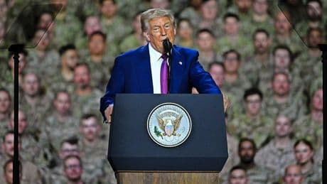 Trump bezoekt militairen in Qatar en zinspeelt wéér op derde termijn: ’Daar moeten we over nadenken’